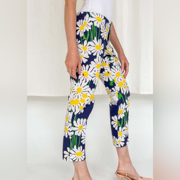 Lilly Pulitzer Pants - Lilly Pulitzer Navy Floral Daisy Capris